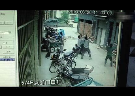 5名快遞哥徒手接住墜樓小女孩