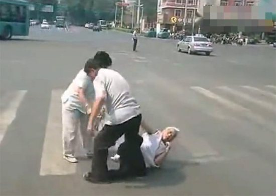 七旬老太被當街毆打