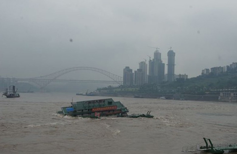 重慶嘉陵江洪峰致朝天門(mén)碼頭一躉船翻船 18人落水5人失蹤