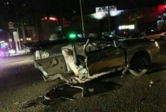 東莞車禍:2013年7月4日凌晨,一輛出租車被寶馬車折腰撞成兩截。
