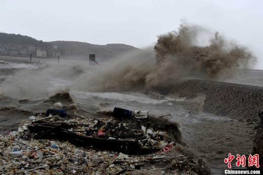 臺風登陸沿海波濤洶涌