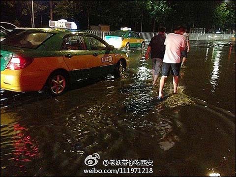 西安突發雷雨大風 工地塔吊被吹倒砸中板房4人亡