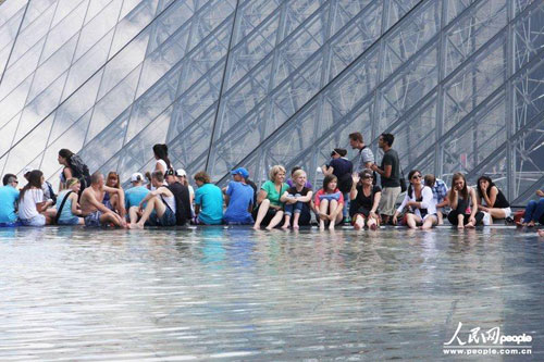 游客在盧浮宮水池泡腳
