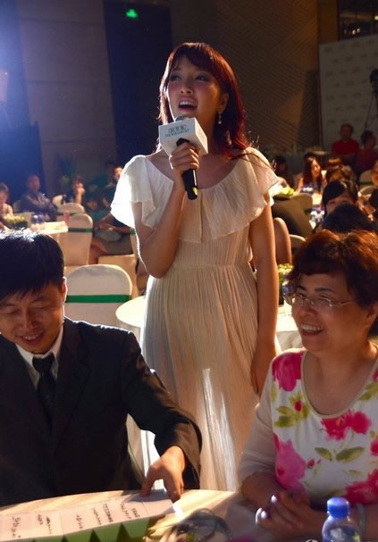 女主播劉彥池透視裙