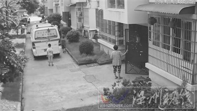 小男孩在120急救車右側追著跑