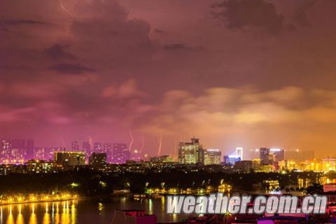 南寧暴雨來襲市區積水嚴重 學生騎電車涉水觸電身亡