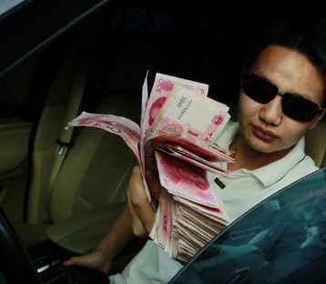 湖南婁底炫富男示愛干露