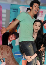 范冰冰李治廷在一夜驚喜見面會上互相抱起 范冰冰真