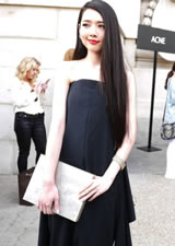 小時(shí)代郭碧婷巴黎看秀照