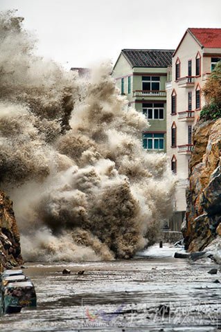 臺風登陸時溫嶺石塘車關照片