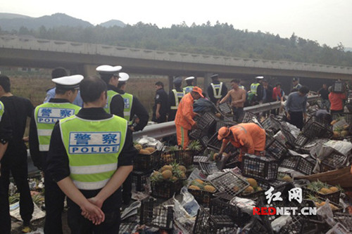 村民的哄搶行為給司機帶來十幾萬的經濟損失