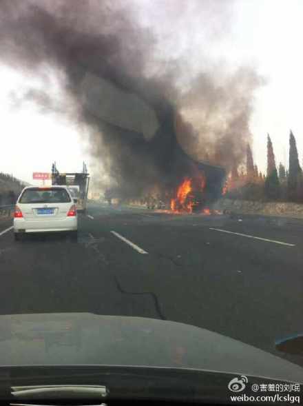 濟(jì)南泰安高速車禍現(xiàn)場(chǎng)圖片