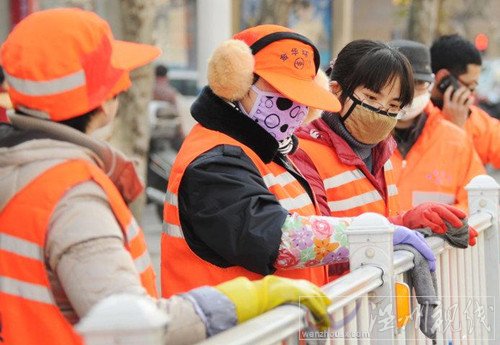 金華公務(wù)員在街上打掃