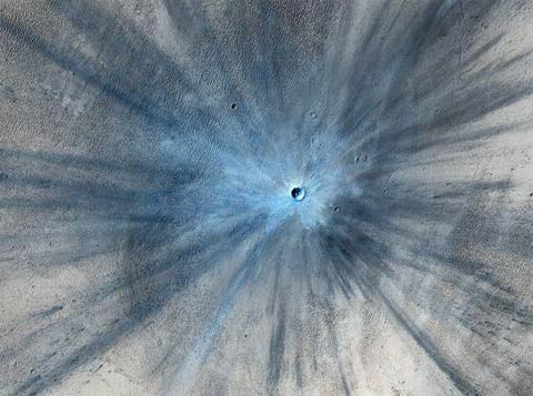 好奇號最新火星照片:美國好奇號火星探測器拍攝到火星隕石坑