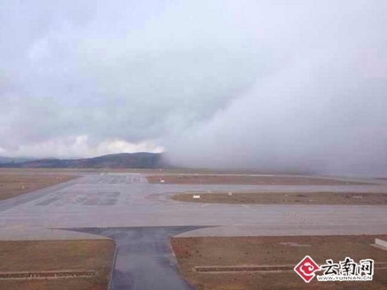 昆明長水機場跑道出現(xiàn)云墻