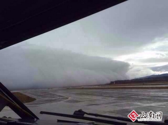 昆明長水機場跑道出現(xiàn)云墻