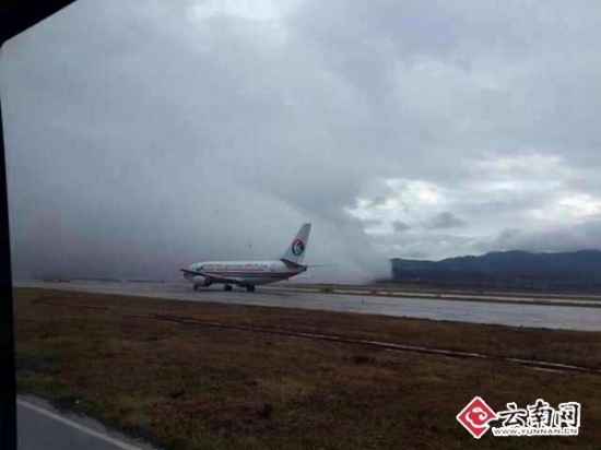 昆明長水機場跑道出現(xiàn)云墻