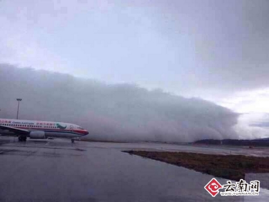 昆明長水機場跑道出現(xiàn)云墻
