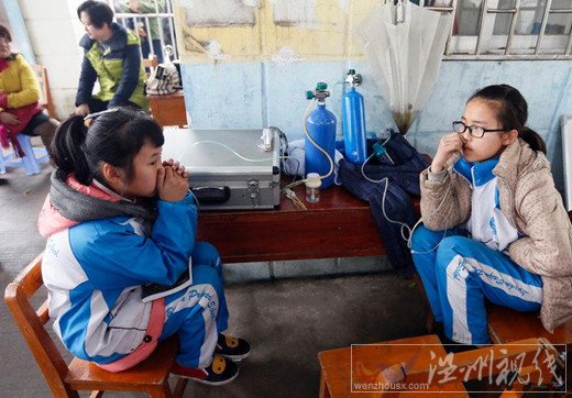 中毒學(xué)生在進(jìn)行吸氧