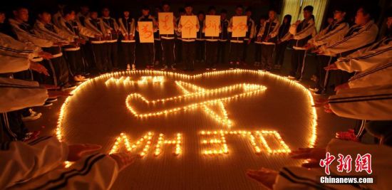 浙江諸暨海亮國際學(xué)校師生點(diǎn)燃蠟燭為馬航失聯(lián)飛機(jī)上的乘客祈福