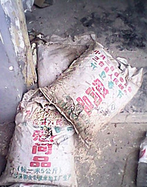 為支持四川抗震救災(zāi)的賑災(zāi)物資霉變