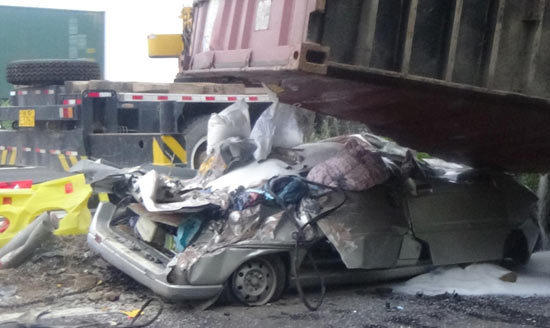 集裝箱側翻壓扁五菱車 高速護欄救了4條命