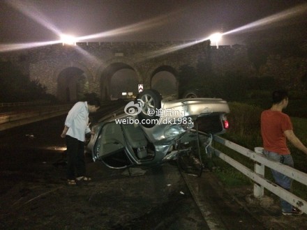 轎車側翻在路邊