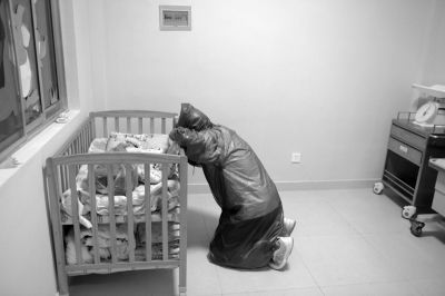 父親跪地磕頭對不起女兒