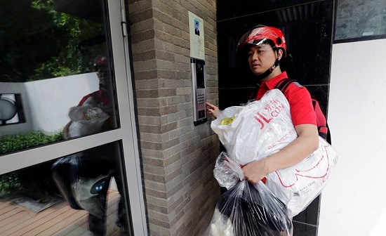 劉強東送快遞 6月18日京東大促劉強東變身快遞哥