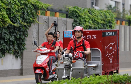 劉強東送快遞 6月18日京東大促劉強東變身快遞哥