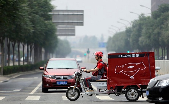 劉強東送快遞 6月18日京東大促劉強東變身快遞哥