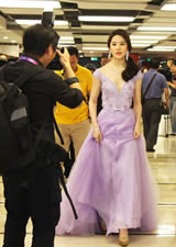 劉亦菲遭男子近身拍照