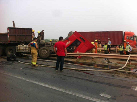 杭州車禍:2014年6月12日杭州繞城高速車禍浙大副校長(zhǎng)吳平遇難