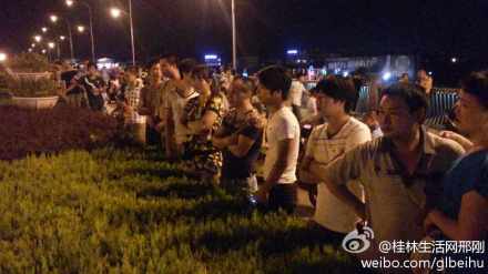 車禍現(xiàn)場(chǎng)多人圍觀