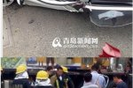 青島車禍 7月22日青島正陽西路發(fā)生慘烈車禍轎車被壓