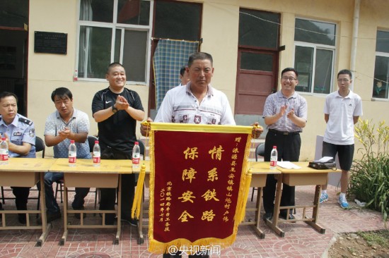 鐵路淹沒農(nóng)民冒死攔火車