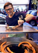 謝霆鋒和陳奕迅 白冰在香港街頭吃路邊攤小吃