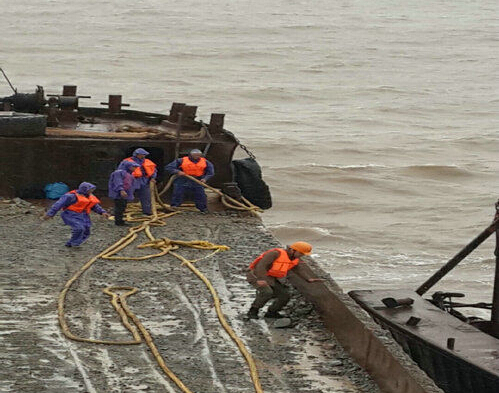 受臺風鳳凰影響溫州一渡輪遇險