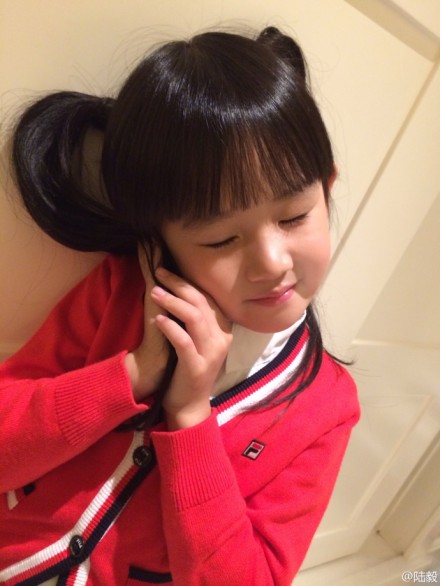 陸毅女兒雙馬尾美照