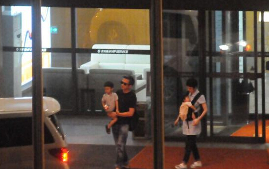 鄧超孫儷攜兒女現身