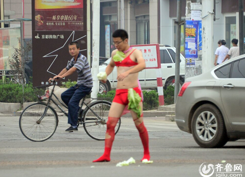 新郎裸身穿絲襪戴胸罩站大街