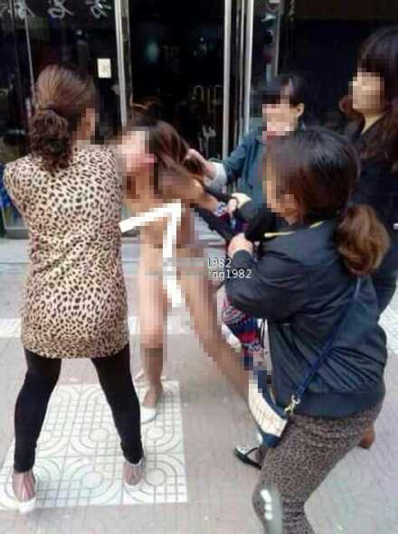 小三被當街扒光遭群毆