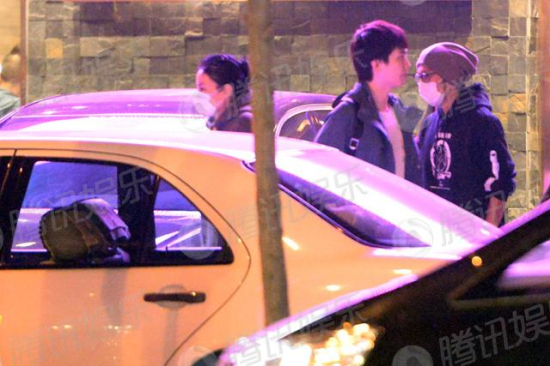 鋒菲同行被拍 穿情侶裝去澳門吃火鍋