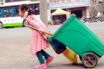 女童幫奶奶當環衛工 才5歲就很懂事