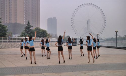 嫩模團短裙跳手槍舞