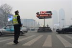 哈爾濱霧霾來襲 交警戴口罩執(zhí)勤