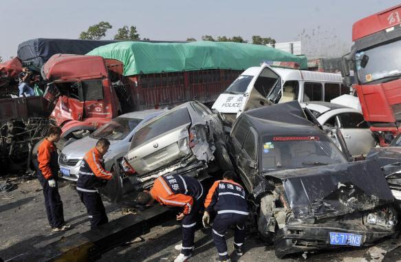 安徽高速70余輛車追尾
