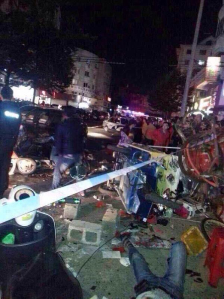 女子開車撞前男友