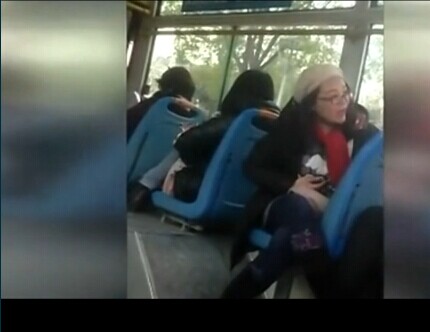 女子公交上炫耀國外生子