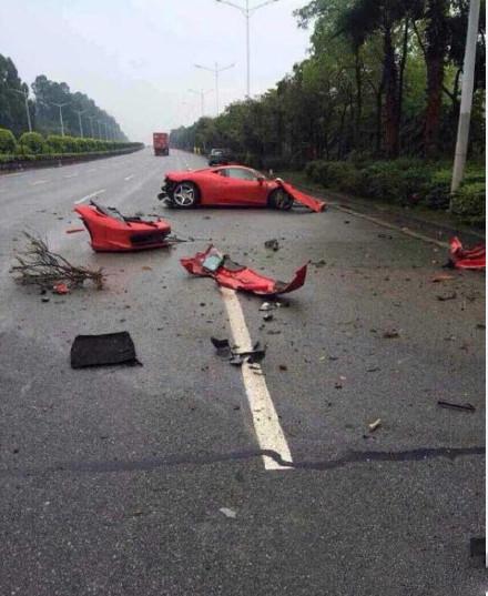 佛山法拉利撞樹